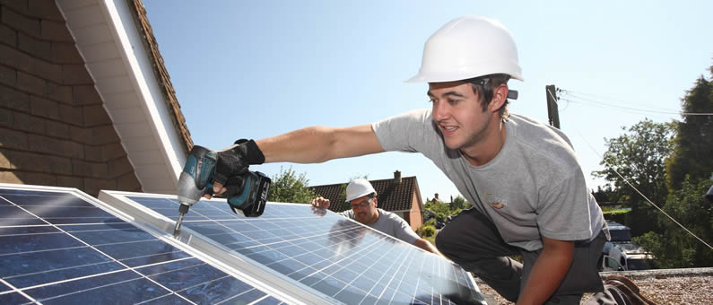 plaatsing van een zonnepaneel op je dak door dakwerker