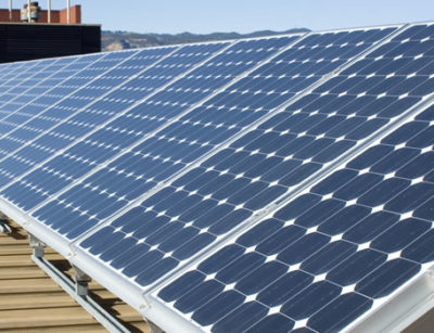 zonnepanelen op een plat dak
