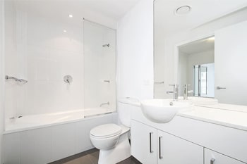 Gebruik grote spiegels en laat je badkamer zo groter lijken