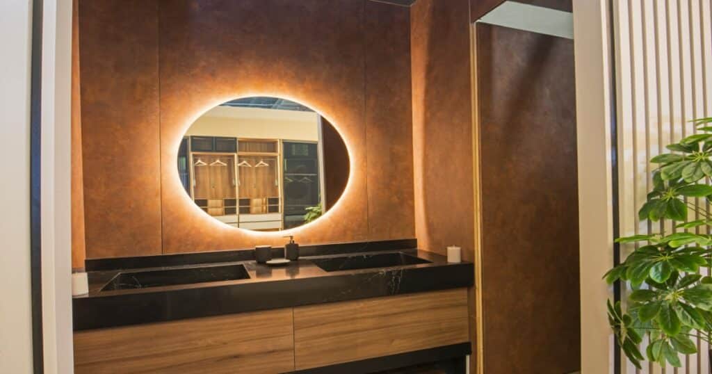 cirkelvormige spiegel in de badkamer