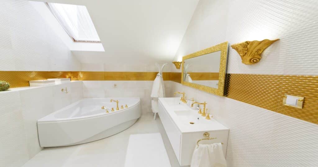 spiegel met gouden rand in de badkamer