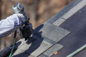 Prijs dakshingles op je dak door een dakwerker