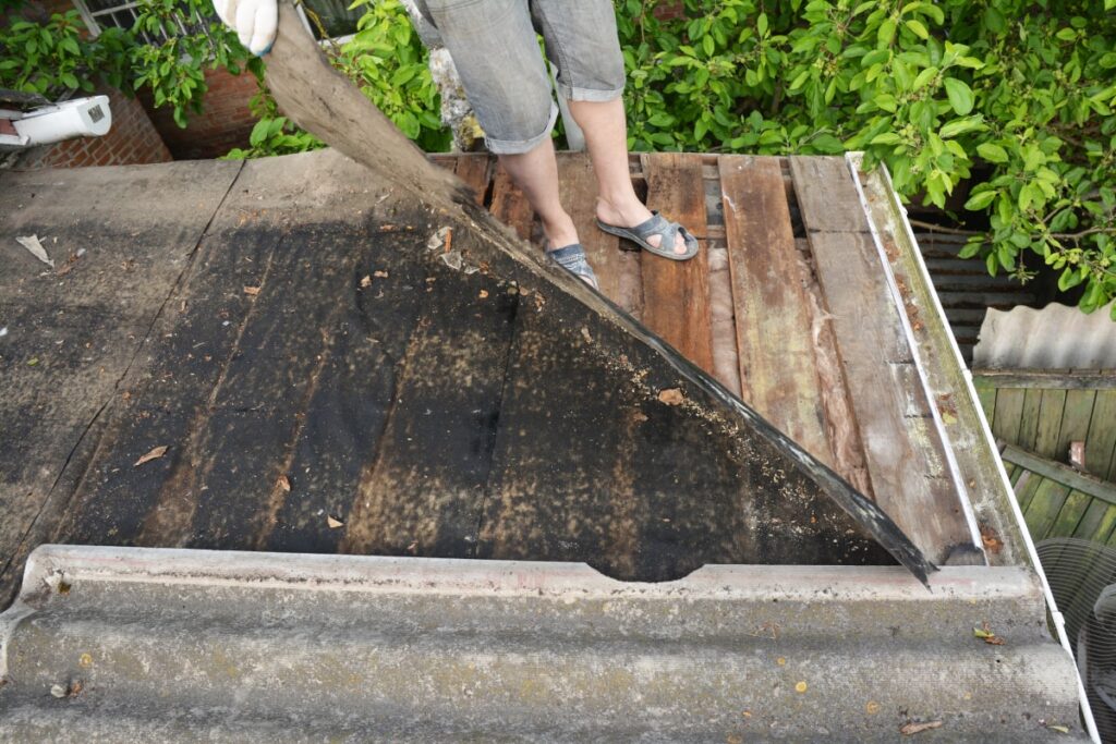 oude laag roofing en asbest golfplaat verwijderen op houten dak