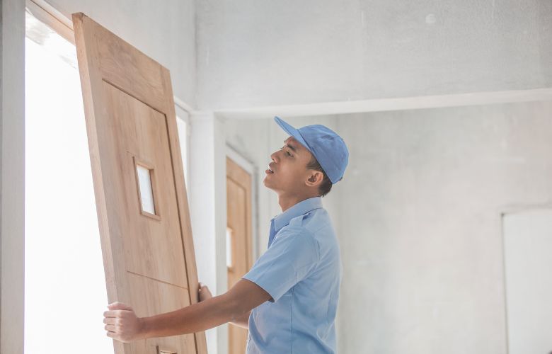 vakman plaatst nieuwe deur
