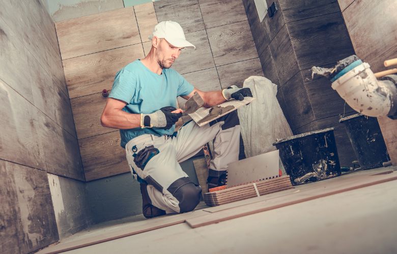 Specialist plaatst nieuwe badkamer