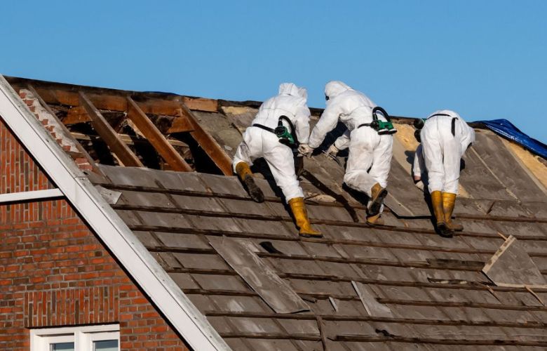 Experten verwijderen dak met asbest
