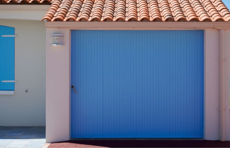 blauwe sectionale garagepoort zijdelings