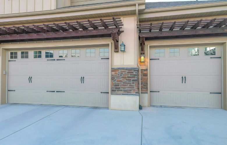 dubbele garagedeuren beige