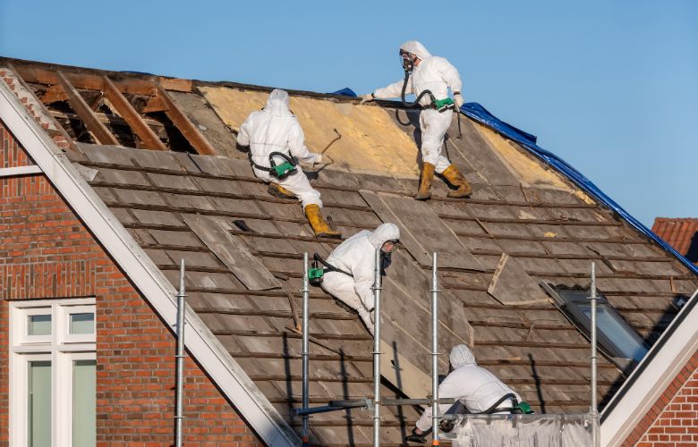 specialisten verwijderen asbest van dak 