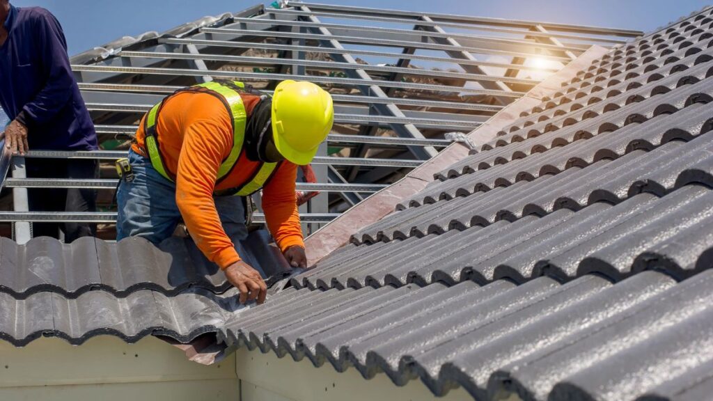 Dakspecialist plaatst dakpannen