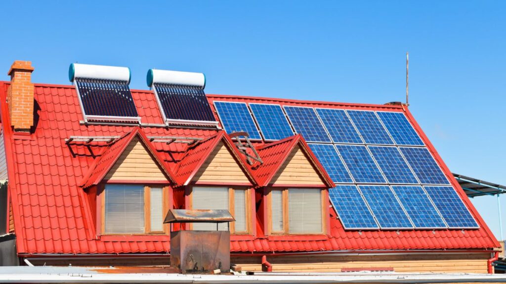 Twee zonneboilers combineren met de installatie van zonnepanelen
