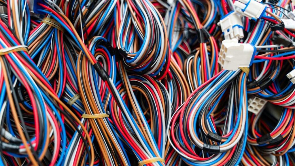 Bedrading met nieuwe kleuren vervangen om aan de veiligheidsregels te voldoen 