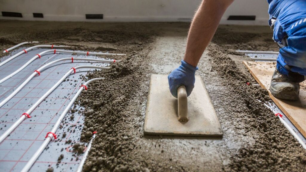Cementgebonden droge chape op vloerverwarming plaatsen