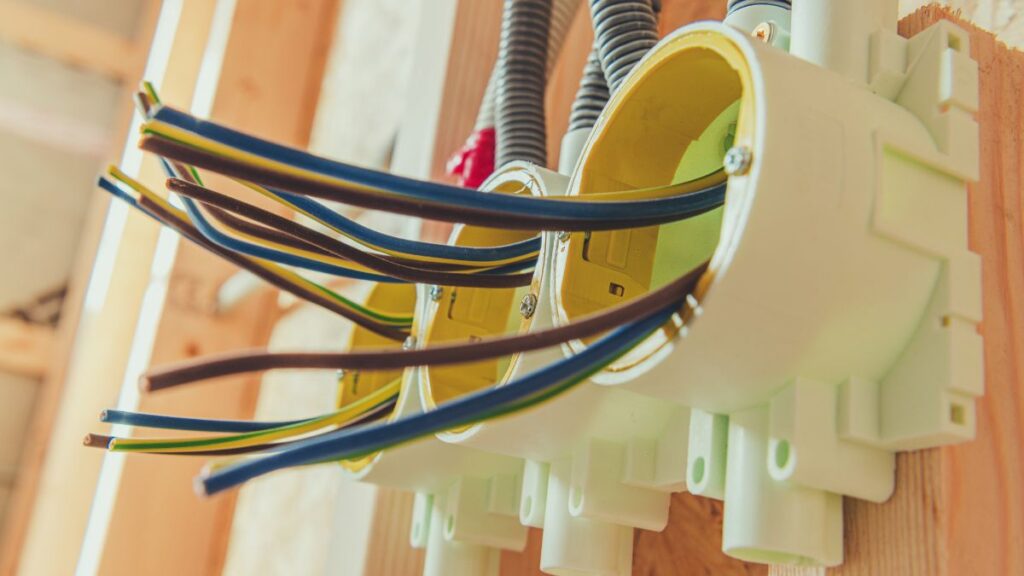 Elektriciteit gedeeltelijk vernieuwen door nieuwe stopcontacten te plaatsen