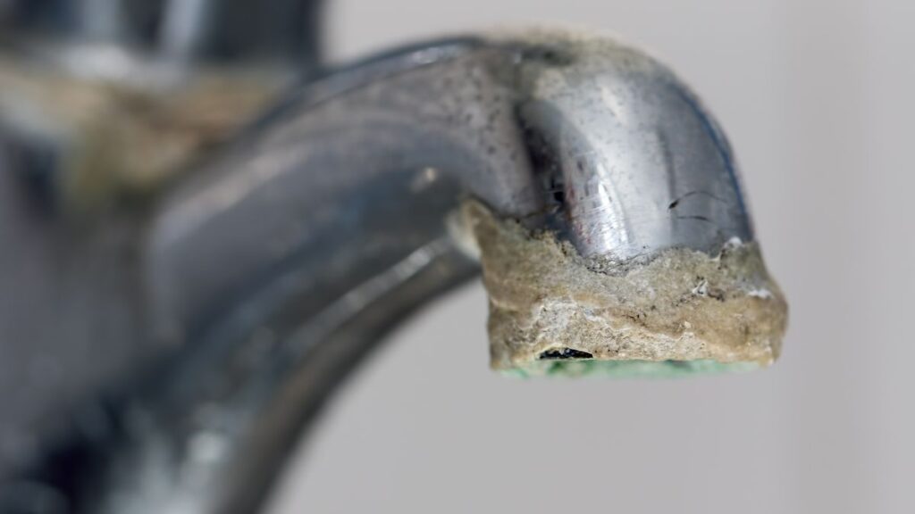 Kalkaanslag op een kraan door het gebruik van hard water