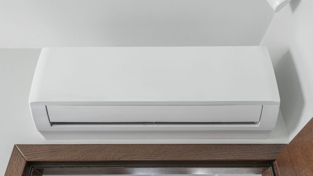 Wandgemonteerde airco van een van de beste airco merken, netjes geplaatst boven een deur in een moderne woning.