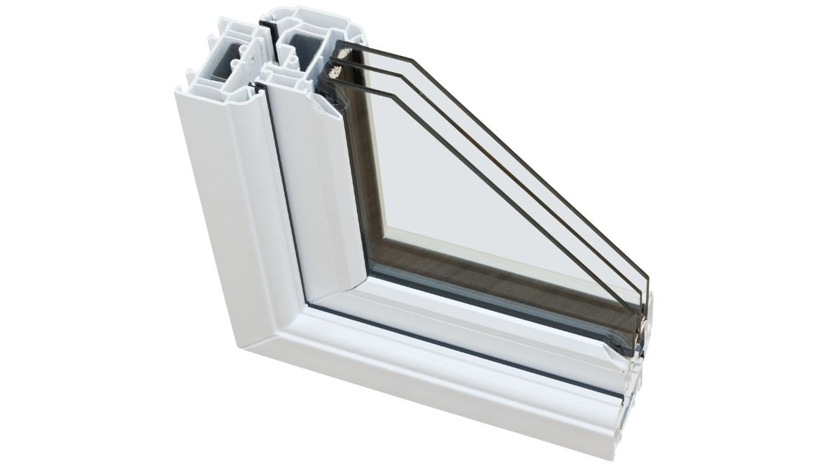 Doorsnede van een raam met driedubbel glas in een kunststof raamkozijn met thermische onderbreking. De drie lagen glas zijn duidelijk zichtbaar. Tussen elke laag komt een vulling met edelgas.