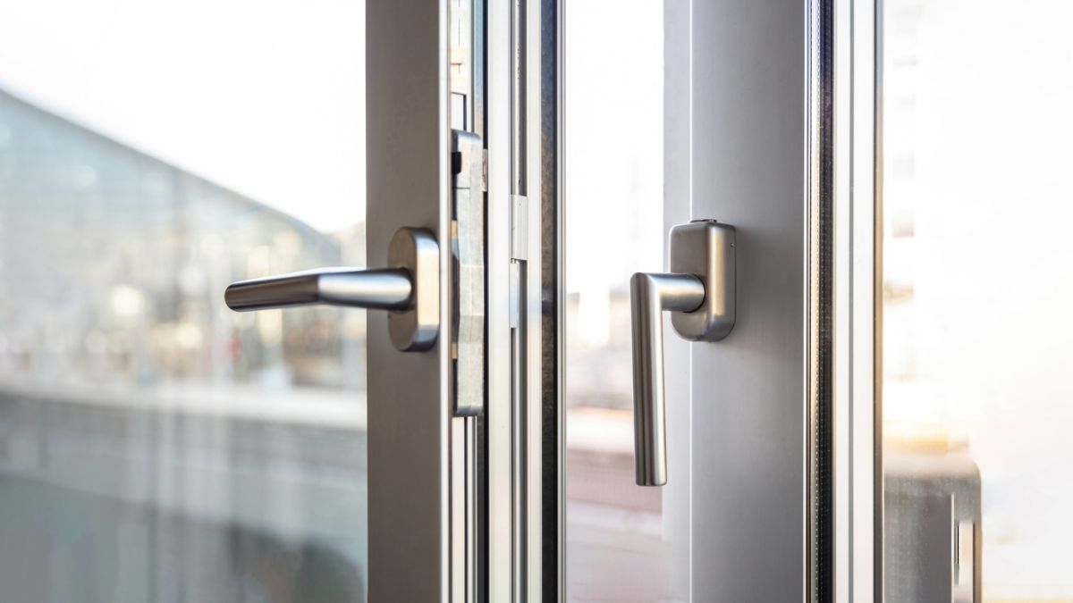 De klinken van een draaikiepschuifraam met aluminium kozijnen. 