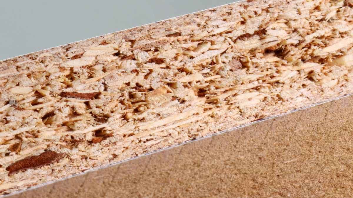 Detailbeeld van de binnenkant van een spaanderplaat, de basis voor tubespaan deuren. Het gaat hier om een massieve spaanderplaat, zonder luchtkanalen.