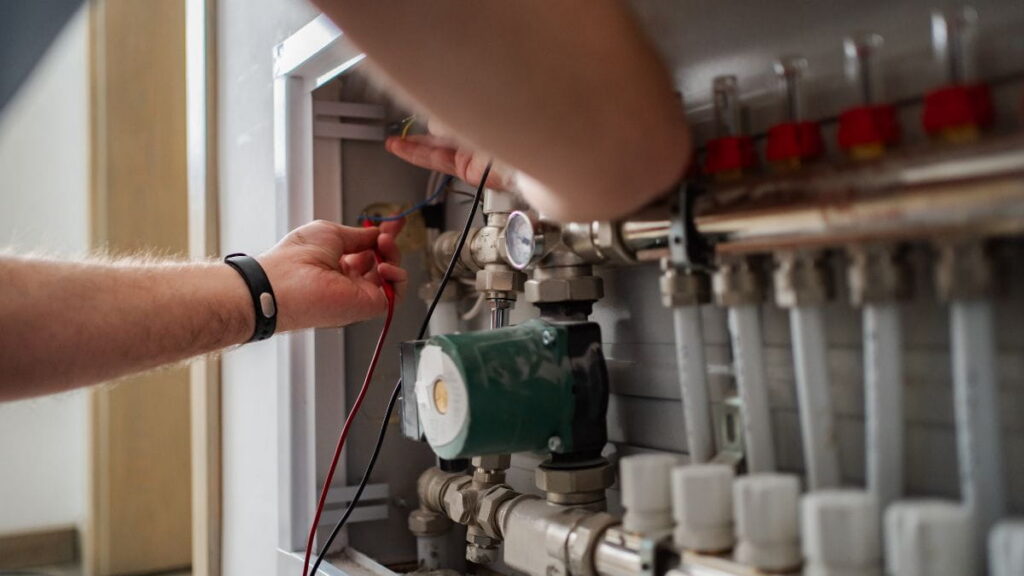 Water-water warmtepomp aansluiten op de leidingen binnenshuis