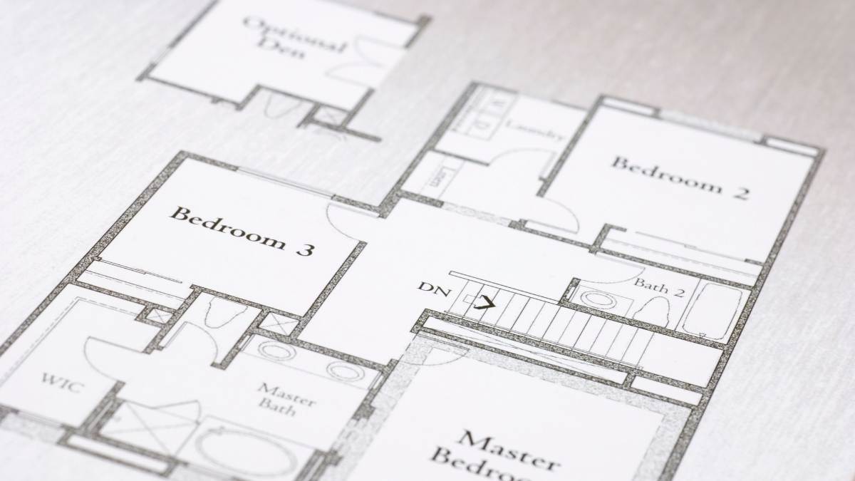Het vloerplan van een woning. De ruimtes zijn aangeduid met Engelse termen, zoals bedroom, master bath en master bedroom. De deuren zijn aangeduid met kwartcirkels die zowel de draairichting als draaicirkel van de deuren aangeven.