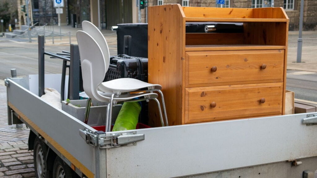 Inboedel zoals stoelen en andere meubels sorteren en wegbrengen met aanhangwagen 