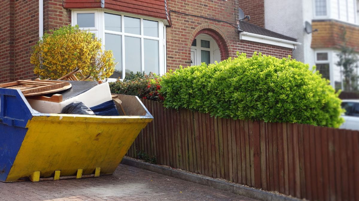 Inboedel huis opruimen en afvoeren met container 